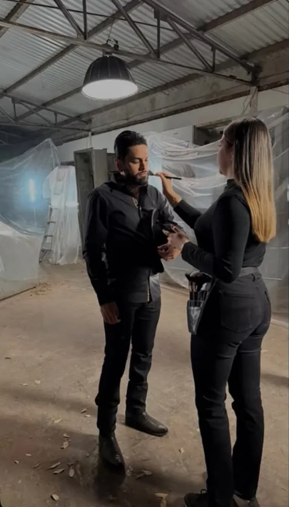 Kislev maquillando a un artista