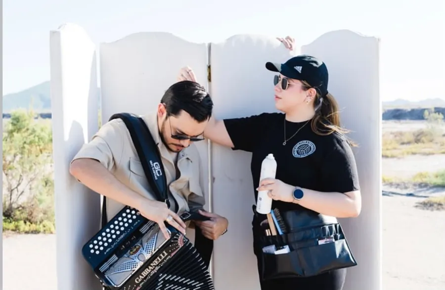 Kislev en backstage con un artista