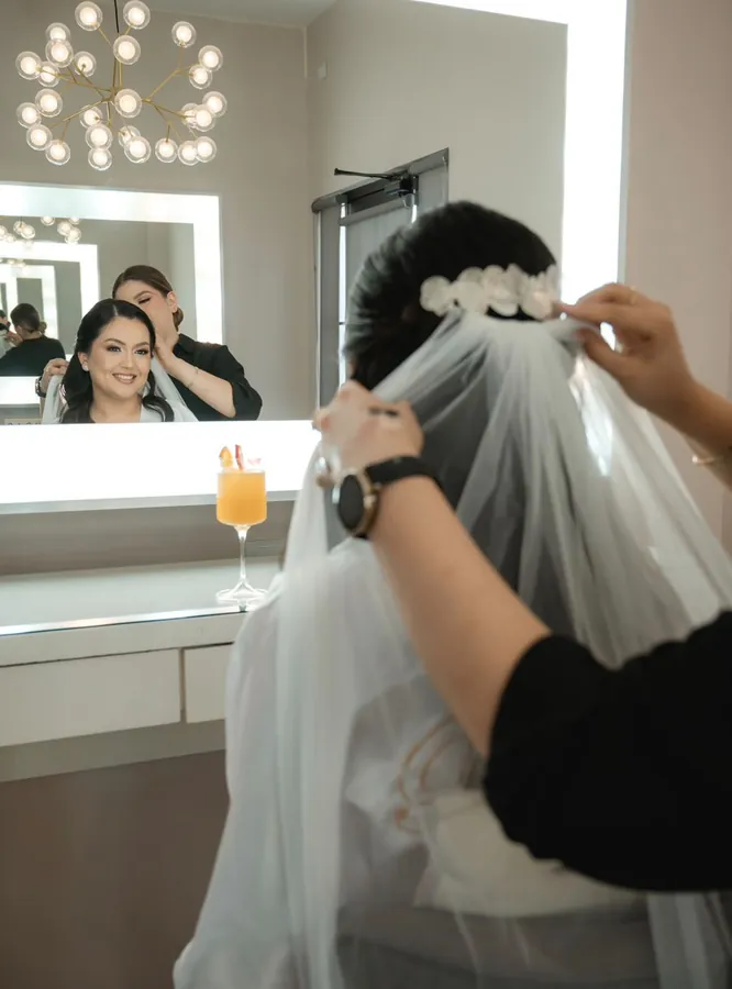 Ajustando el velo de una novia