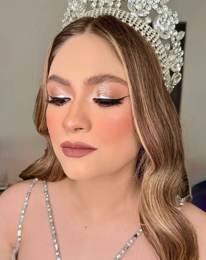 Maquillaje de XV años con corona