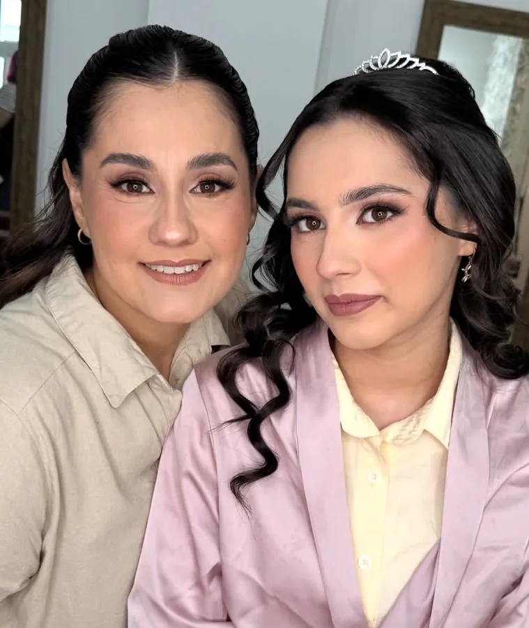 Quinceañera con su mamá